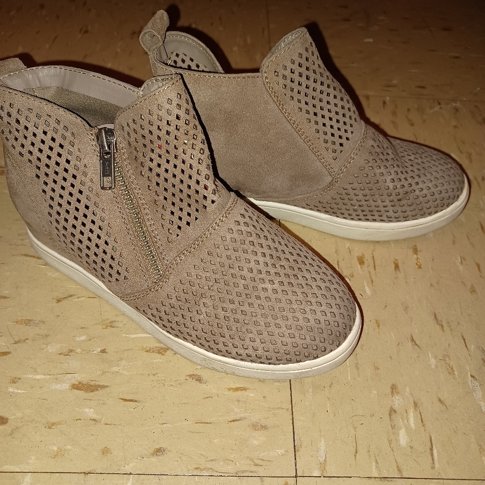 Art class Name brand wedge sneakers/shoes